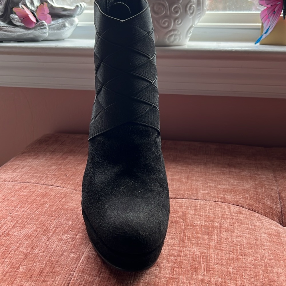 Authentic Stuart Weitzman Suede Heeled Bootie Siz… - image 3